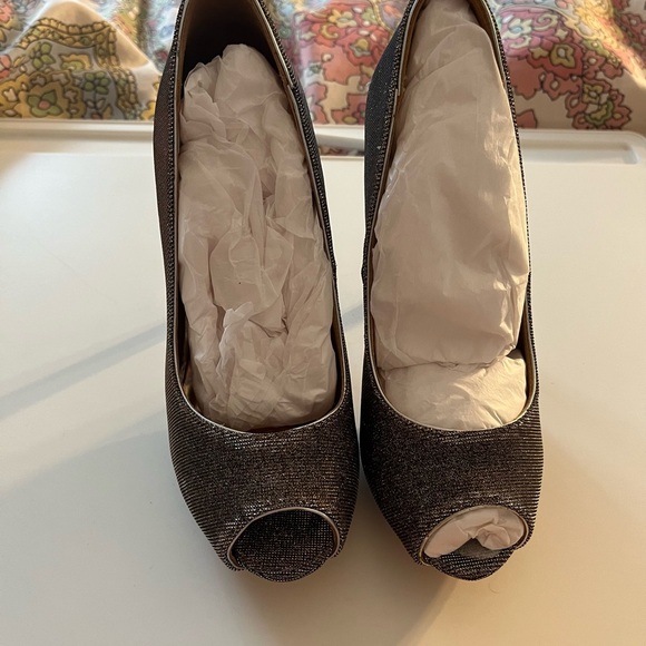 NWT Badgley Mischka “Humbie IV” Gold Pewter Open Toe Shoes *Price Firm* - Picture 4 of 5